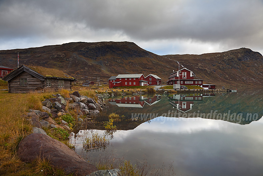 Høststemning ved Bygdin med Eidsbugarden Høyfjellshotell i bakgrunnen.