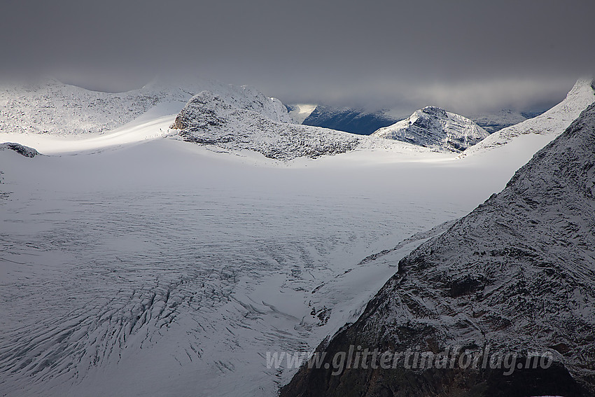 Utsikt fra Storegut innover Mjølkedalsbreen mot bl.a. Uranknatten.