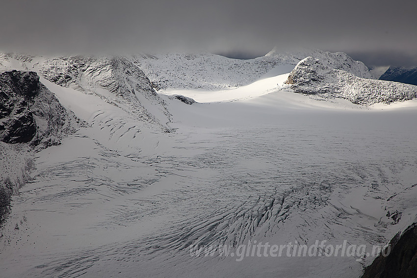 Utsikt fra Storegut innover Mjølkedalsbreen mot bl.a. Uranknatten. Til venstre Langeskavltinden som forsvinner opp i tåka.