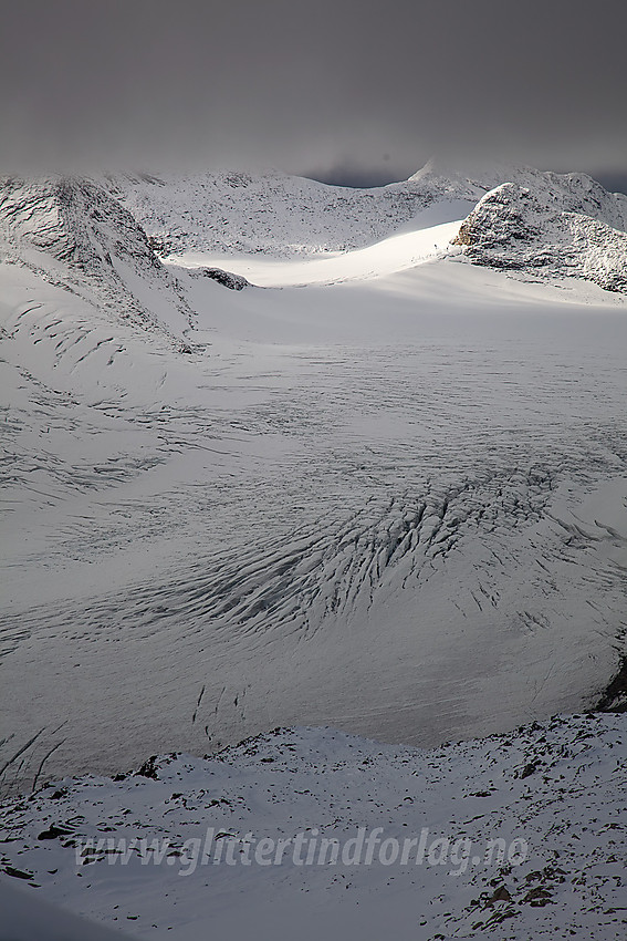 Utsikt fra Storegut innover Mjølkedalsbreen mot bl.a. Uranknatten. Til venstre Langeskavltinden som forsvinner opp i tåka.