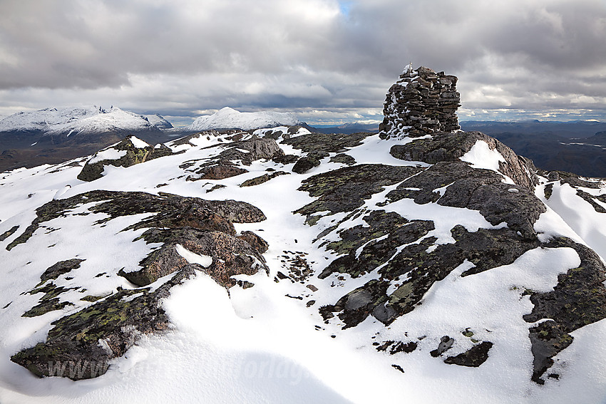 Ved toppen på Høgbrøthøgde (1821 moh) med Gjendealpene i bakgrunnen.