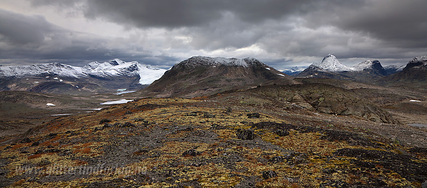 På Høgbrøtet med Høgbrøthøgde (1821 moh) midt i mot. Bak til venstre ses bl.a. Uranostinden mens Mjølkedalstinden ruver bak til høyre.