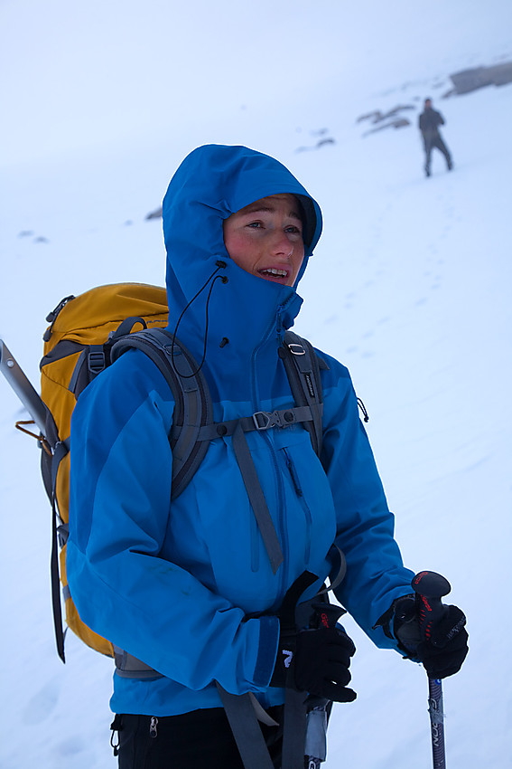 Martine titter betenkt opp mot Eggens søregg.