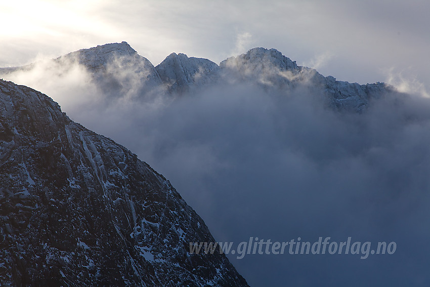 Steinflytinden (2318 moh) og Tjønnholstinden (2330 moh). 