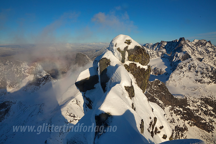 Siste broa ut mot Store Austanbotntinden (2204 moh). I bakgrunnen Storen (2405 moh).