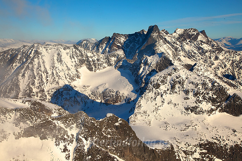 Utsikt fra Store Austanbotntinden mot Midtre Ringstinden, Dyrhaugsryggen og Skagastølstindane, for å nevne noe.