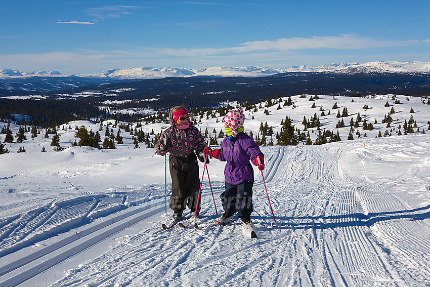 Veninner på tur. Her på vei opp bakkene mot Smørlifjellet.