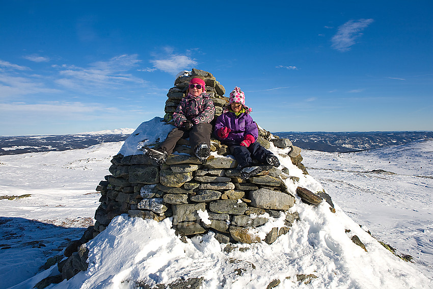 Flinke små skiløpere på toppen av  Smørlifjellet (1160 moh).