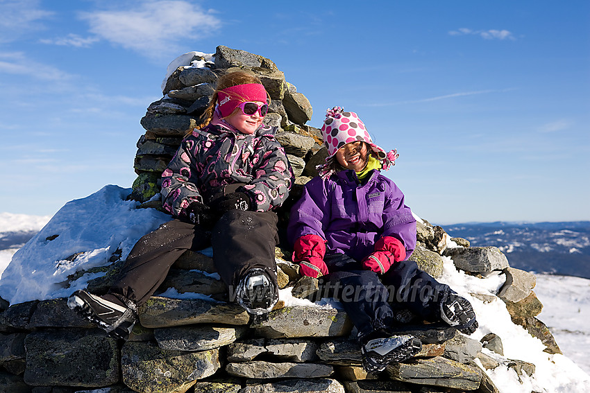 Flinke små skiløpere på toppen av  Smørlifjellet (1160 moh).