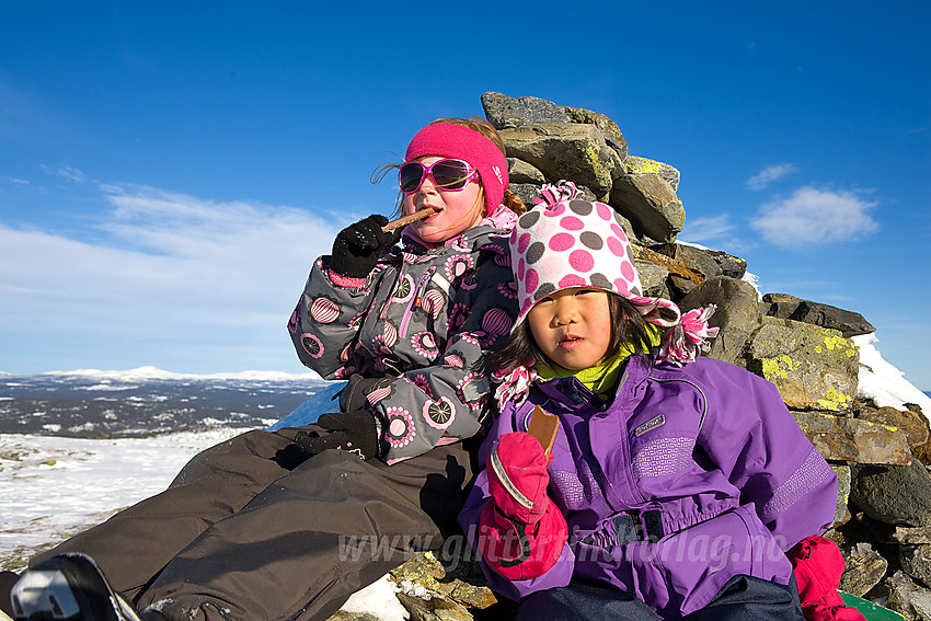 Flinke små skiløpere på toppen av  Smørlifjellet (1160 moh).