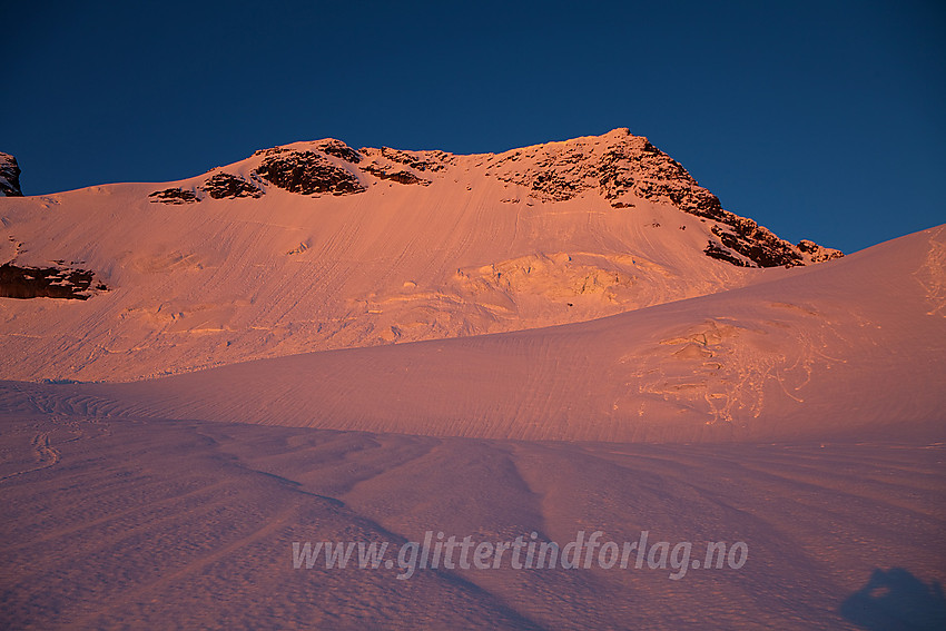 Morgenglød over Gjertvassbreen med Styggedalstindane i bakgrunnen.