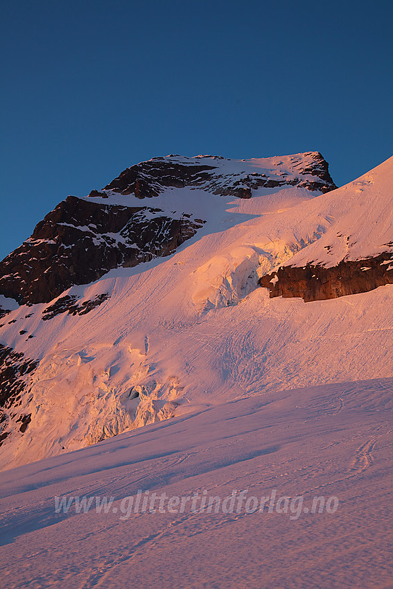 Morgenglød over Gjertvassbreen med Gjertvasstinden (2351 moh) i bakgrunnen.