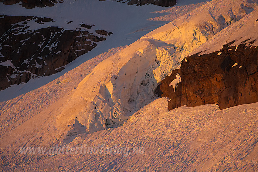 Isdetaljer på Gjertvassbreen i morgensol.