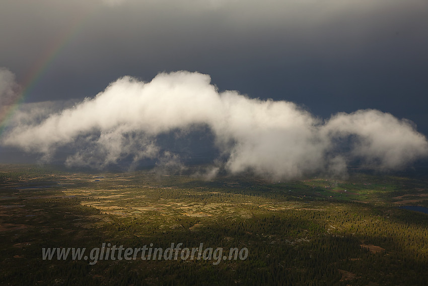 Stemningsfullt etter en byge på toppen av Rundemellen. Fra en fellestur med DNT Valdres.