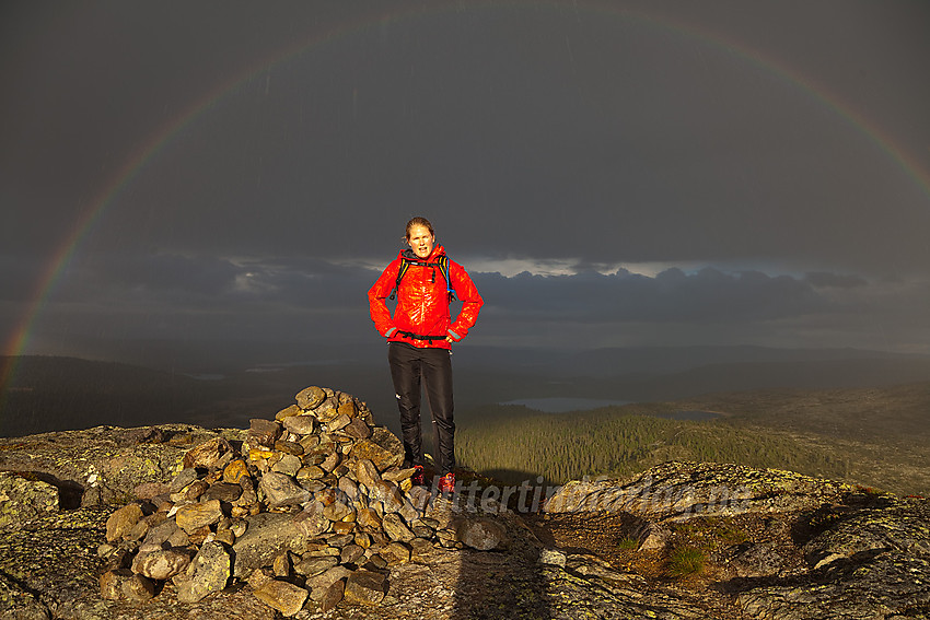 Regn og sol med regnbuen bak på toppen av Kalvemellen.