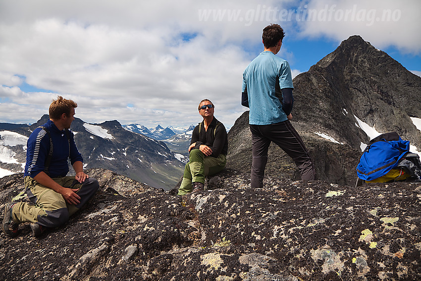 Pause på ryggen rett nord for Vesle Knutsholstinden med turens neste mål, Store Knutsholstinden, rett forut.