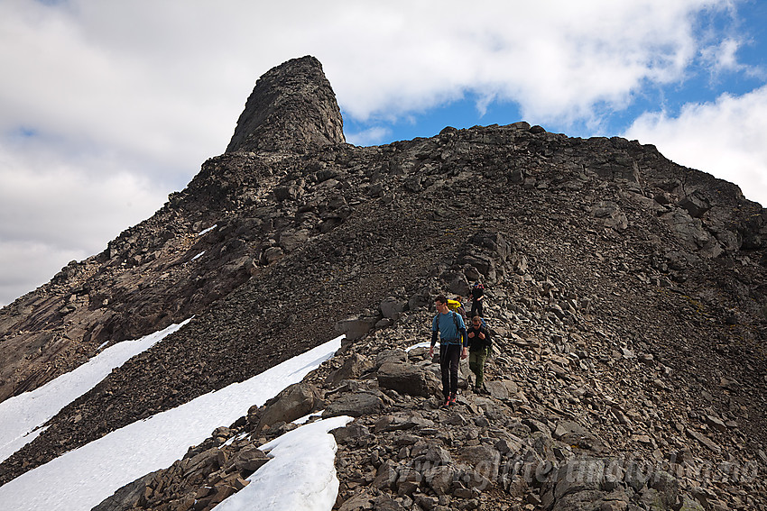 På vei nordover Knutsholsryggen med Vesle Knutsholstinden (2205 moh) bakenfor.