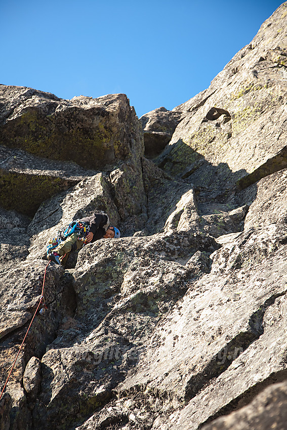 Gjermund klatrer på Søre Nål fra vest.