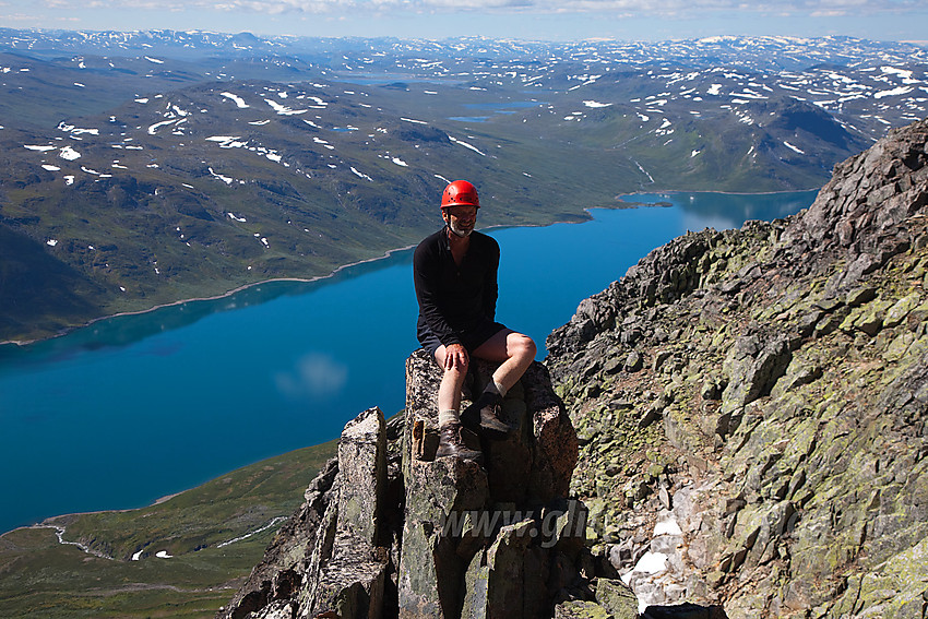 Gunnar på fint utsiktspunkt ca. halvveis oppe i rennesystemet mot Øystre Torfinnstinden.