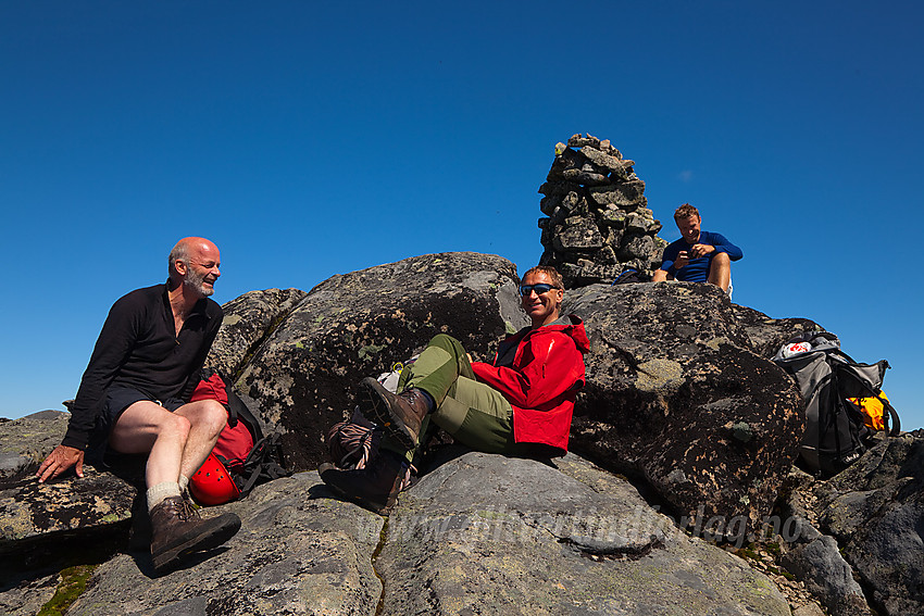 Pause på toppen av Øystre Torfinnstinden. Varmt. Nær vindstille! Nesten for galt at vi måtte videre mot de andre Torfinnstindane, her kunne jeg blitt lenge!.