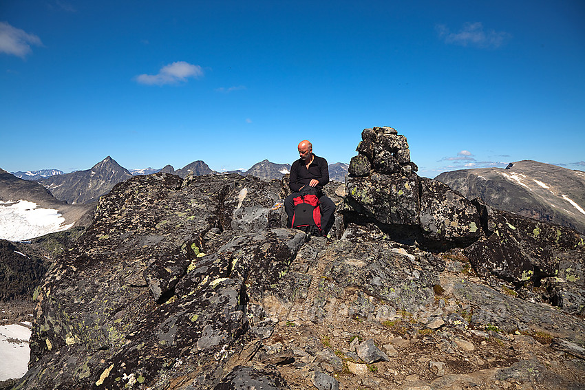 Gunnar på toppen av Midtre Torfinnstinden, fornøyd med at den siste Torfinnstinden er i boks.