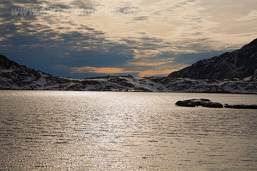 Ved bredden av Bessvatnet mot Bandet der Besseggstien går, i bakgrunnen.