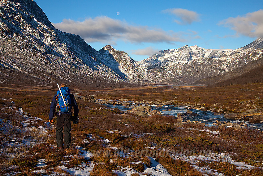 På tur ned Leirungsdalen med Surtningssue i bakgrunnen.