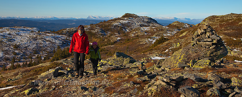 På vei fra Kolsrudstølen mot Bjørgovarden. Sentralt i bakgrunnen ligger en iflg. kartet navnløs topp på 1094 moh. I bakgrunnen fjellrekka fra Hemsedal til Vang.