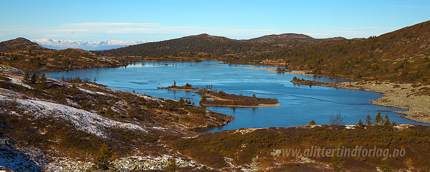 Fra stien mellom Kolsrudstølen og Bjørgovarden mot Langevatnet. Til venstre i det fjerne ses Vennisfjellet og Slettefjellet. Mot høyre litt nærmere ses Storstølknatten og Freningfjellet.