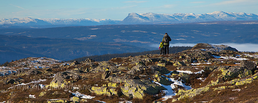 På vei ned fra Bjørgovarden med fjellrekkene på begge sider av Hemsedal i bakgrunnen. Midt i bildet ses Skogshorn.