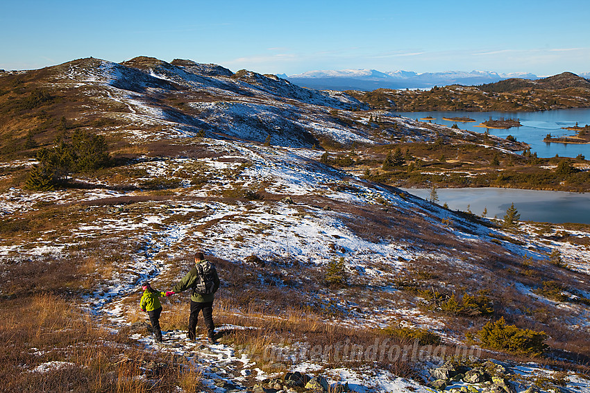 På retur fra Bjørgovarden mot Kolsrudstølen. Til høyre ses en flik av Langevatnet.