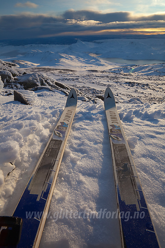 Ski på toppen av Rasletinden, her med utsikt sørover i retning Bitihorn.