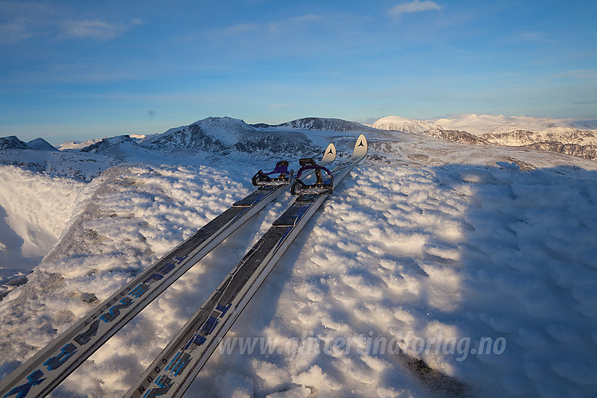 Ski på toppen av Rasletinden, her med utsikt nordover til Tjønnholstinden, Høgdebrotet, Besshøe og Nautgardstinden.