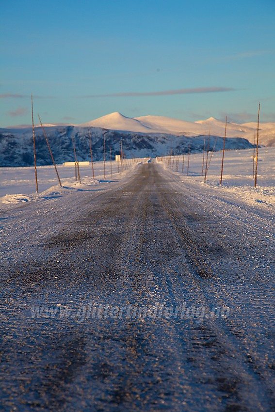 Vinterstemning på Valdresflye mot Nautgardstinden.