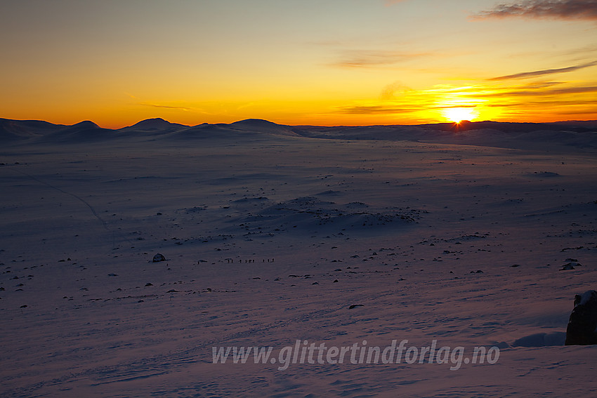 På vei opp bakkene fra Valdresflye med utsikt til soloppgangen.