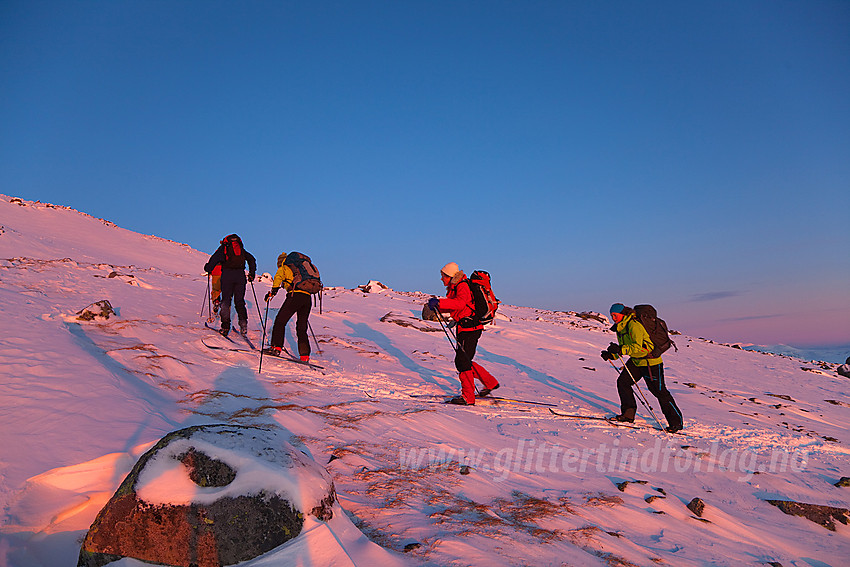 Skiløpere på vei opp bakkene fra Valdresflye mot Raslet.