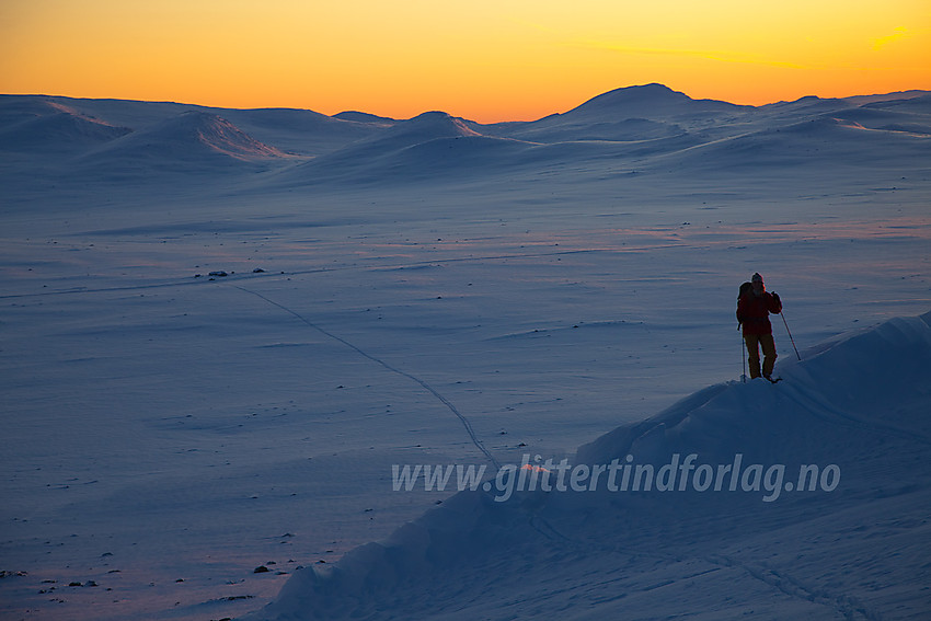 Skiløpere i fjellsiden over Valdresflye. Skaget sentralt i bakgrunnen.