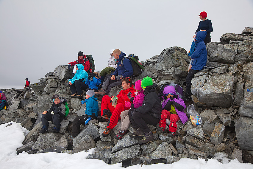 Pause i kanten av Gråsubrean oppunder Glittertinden på felles familietur med DNT Valdres til den nevnte toppen.