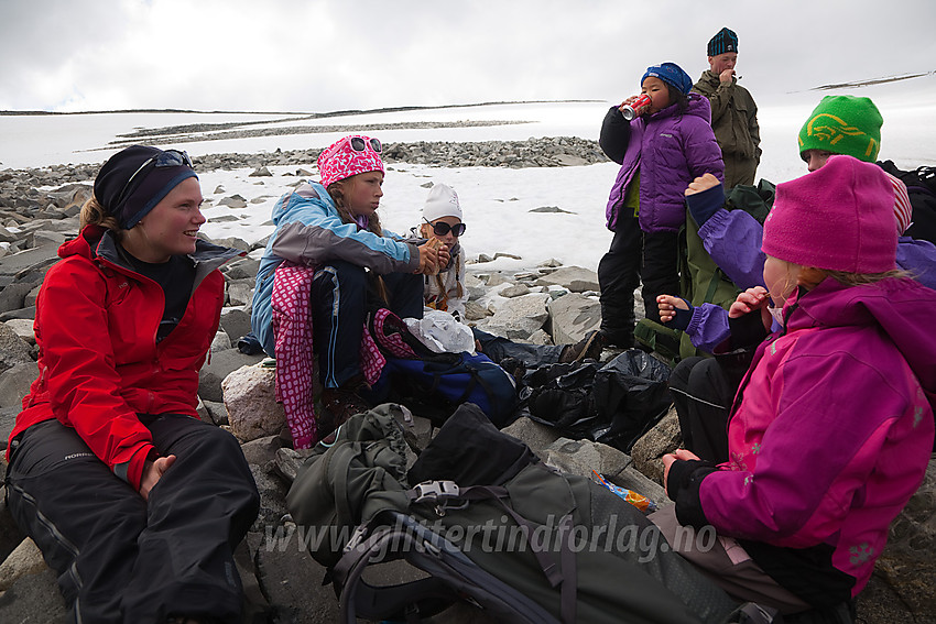 Pause på retur fra Glittertinden på felles familietur med DNT Valdres.