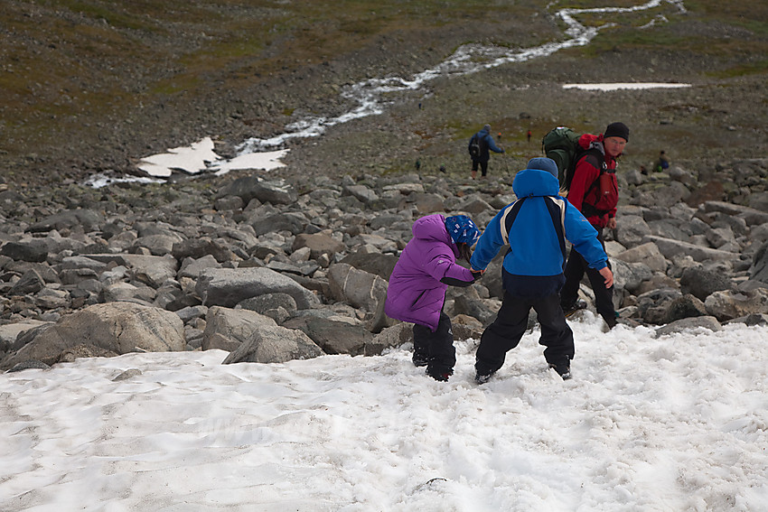 Aking på snø i bakkene ned fra Glittertinden på felles familietur med DNT Valdres.