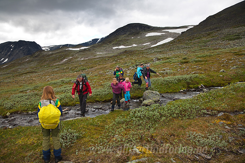 Kryssing av bekk på retur fra Glittertinden. Fra felles familietur med DNT Valdres.