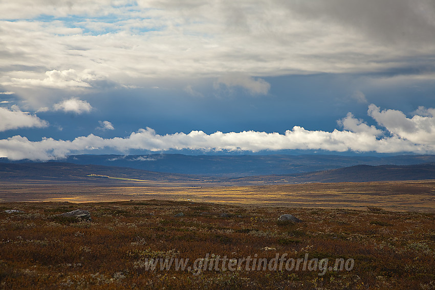 Fra Storeskag nedover dalen mot Etnestølen mellom Myrebærhammeren (t.v.) og Synhaugen (t.h.).