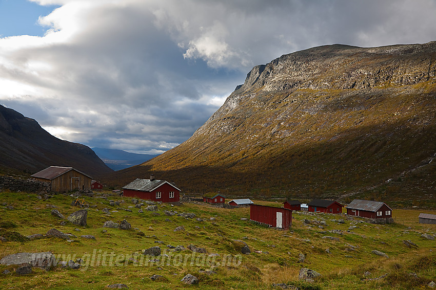 Stemningsfull høstdag i Sanddalen med Skutshorn bak til høyre.