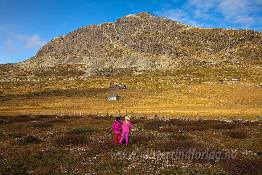 To små fjellvandrere ved Blåbergstølen med Blåbergi i bakgrunnen.