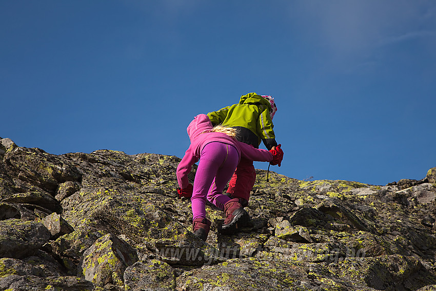 En hjelpende hånd. Her oppunder Fossebrea i Ål.