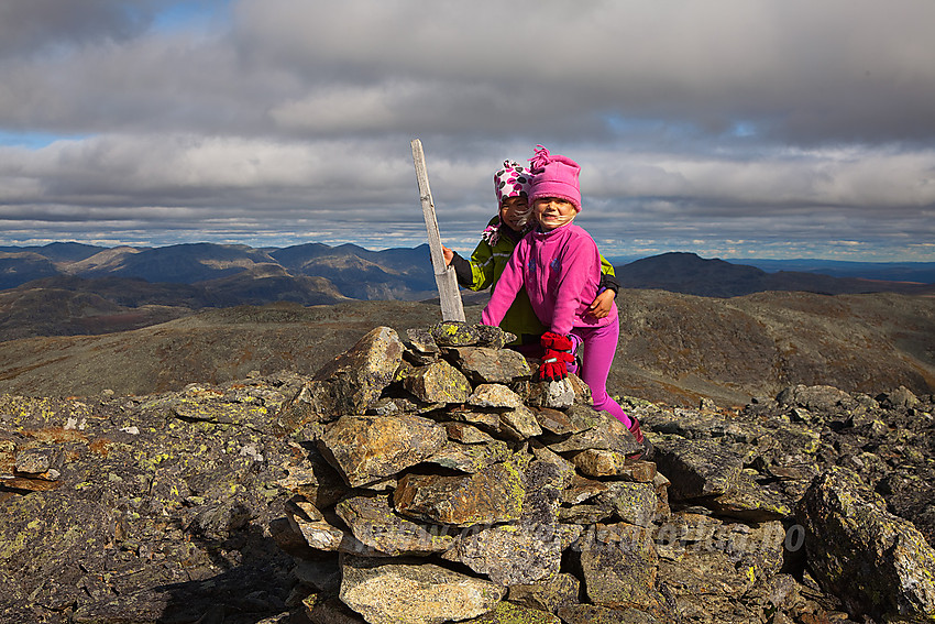 På toppen av Fossebrea i Ål. Hemsedalsfjell i bakgrunnen.