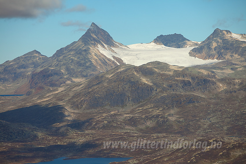 Fra fly over Tyin med telelinse mot Uranostinden, Uranosbreen, Sagi og Langeskavltinden.