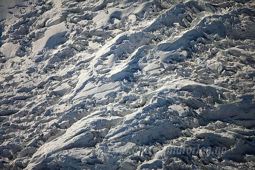 Sprekkformasjoner på brekkanten der Nigardsbreen for alvor brekker av fra Jostedalsbreplatået.