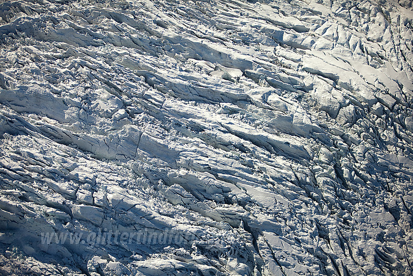 Sprekkformasjoner på brekkanten der Nigardsbreen for alvor brekker av fra Jostedalsbreplatået.