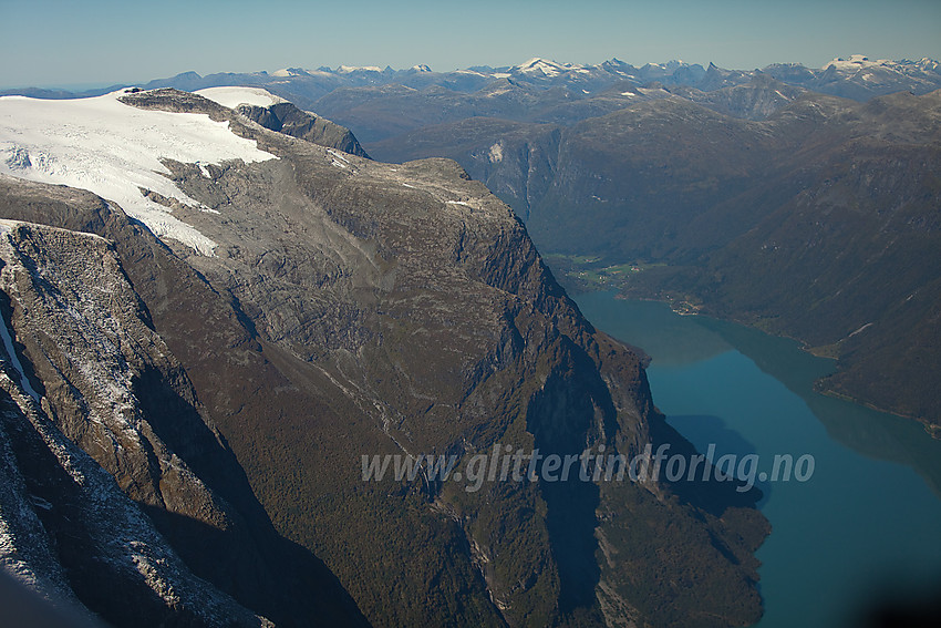 Fra fly mot Ramnefjellbreen og Ramnefjell med Lovatnet nede til høyre.